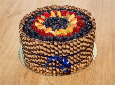 Detail torty zdobenej trubičkami a ovocím