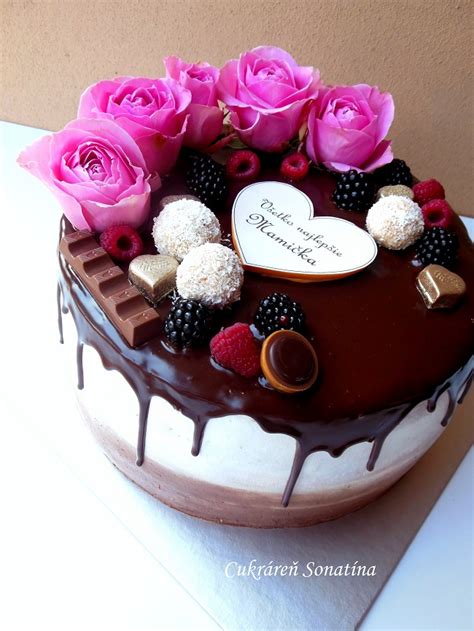 Detail torty zdobenej čokoládovou ganache