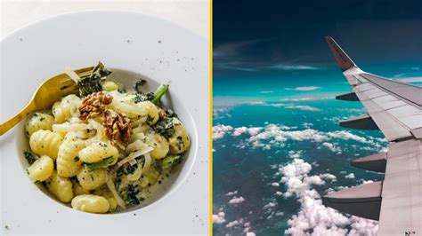 Ilustračná fotografia letušky podávajúcej jedlo cestujúcemu v lietadle