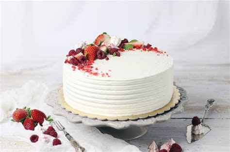 Ukážka použitia cukrárskej stierky pri zdobení torty