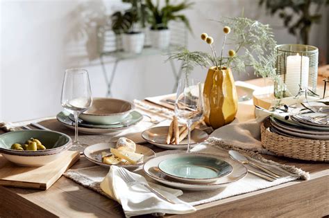 prestretý stôl s hydinou