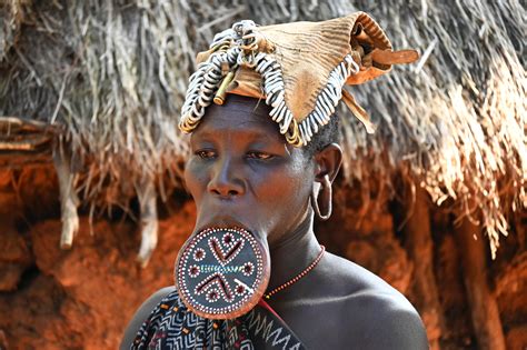 Žena z kmeňa Hamar s tradičnou výzdobou