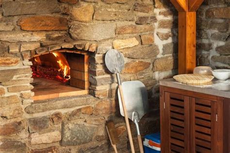 stará kamenná pec na pečenie chleba