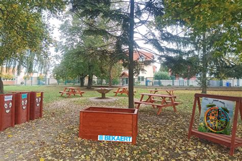 Archívna fotografia starej školy vo Veľkých Kostoľanoch