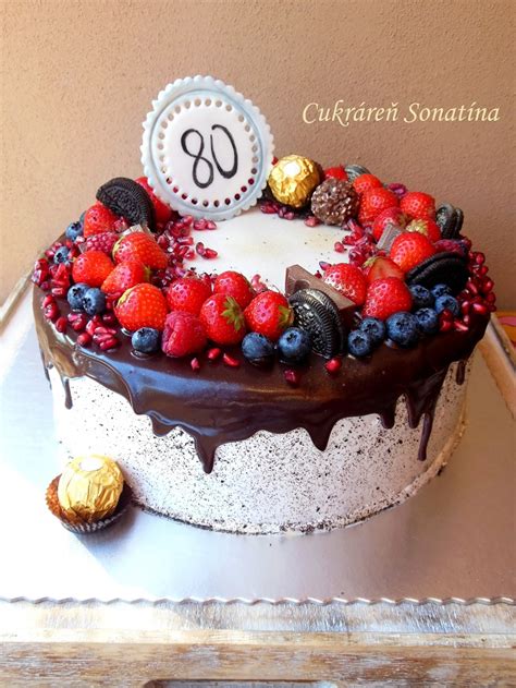 hotová torta s ovocím a čokoládovou polevou