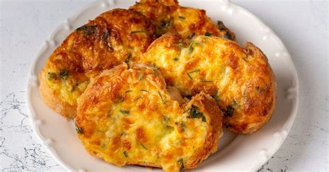 Koláž jedál pripravených zo starého chleba