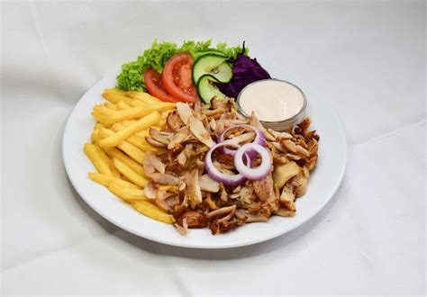 Typický kebab tanier s mäsom, zeleninou a omáčkou.