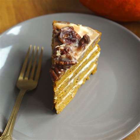 Ozdobovanie mrkvovej torty karamelom a orechami