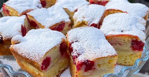 biely čokoládový koláč s ovocím