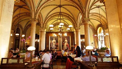 Interiér kaviarne Café Central