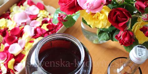 Koláž rôznych produktov z ruží: sirup, ružová voda, džem, kvety