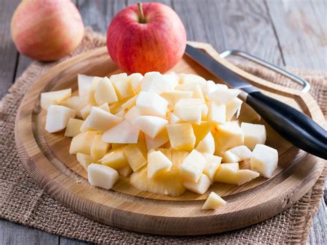 Nakrájané jablká pokvapkané citrónovou šťavou