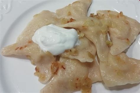 Hotové pirohy obaľované v cukre a škorici