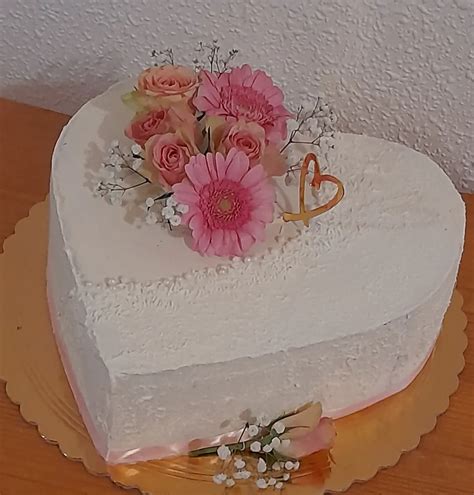 Biela svadobná torta so sviežimi kvetmi