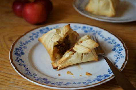 Fotografia hotového magického jablkového koláča zo sypkých surovín