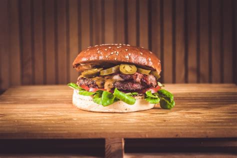 Ilustrácia veľkého šťavnatého burgeru