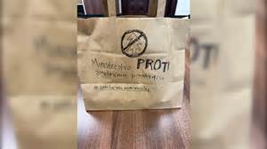 Ilustrácia kuriéra na motorke s jedlom