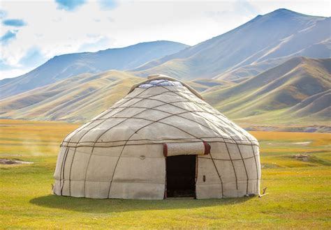Mongolská krajina s jurtami a jazerom
