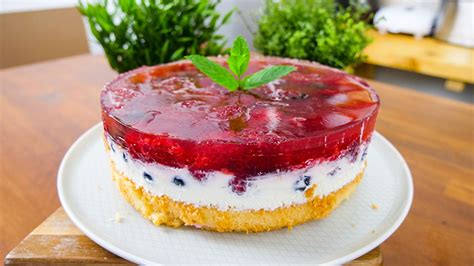 Hotová svieža tvarohovo-smotanová ovocná torta