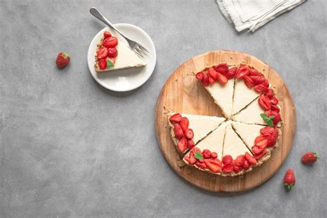 hotový vegánsky cheesecake s jahodovým curdom