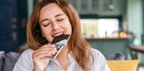 Žena konzumujúca horkú čokoládu