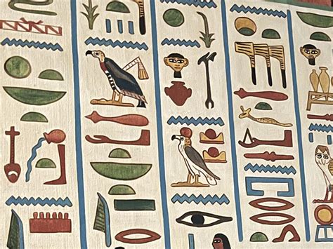 Staroveké egyptské hieroglyfy zobrazujúce cibuľu