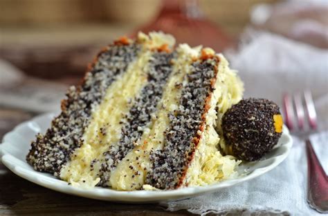 Ukážka rôznych poľských koláčov ako Mazurek, Sernik, Makowiec a Babka