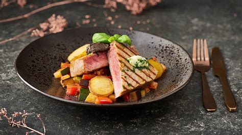 Servírovaný steak z tuniaka s prílohami