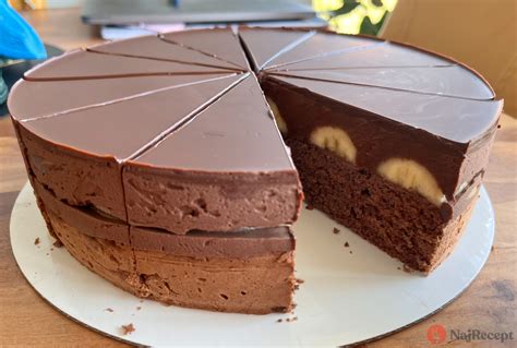 Sachertorte s marhuľovým džemom