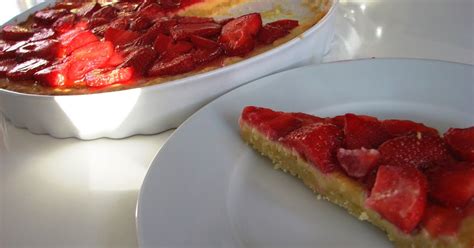 jahodový koláč s bielou čokoládou pripravený na servírovanie