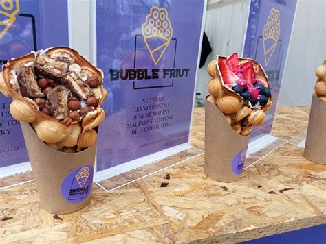 Bublinkové vafle s ovocím a šľahačkou