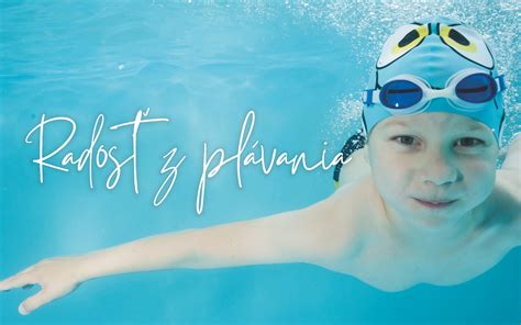 Človek si vychutnáva vafle s kávou