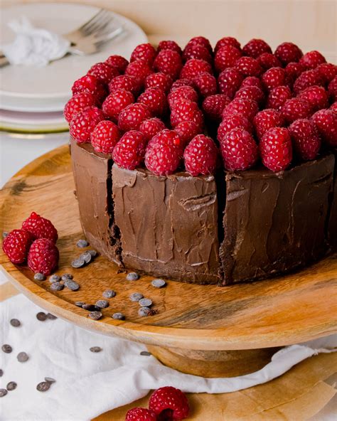 Moderná čokoládová torta s malinami