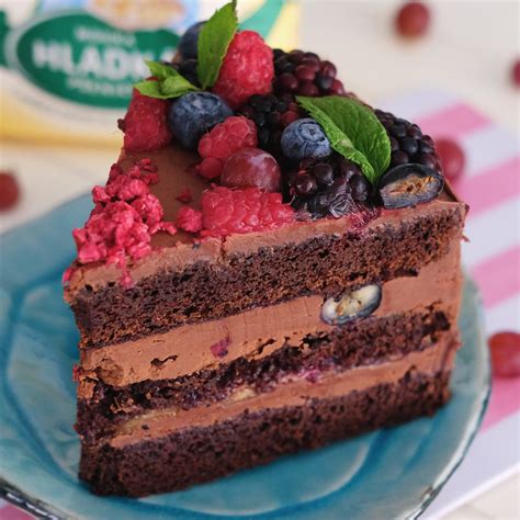 Čokoládová torta s ovocím a hoblinami