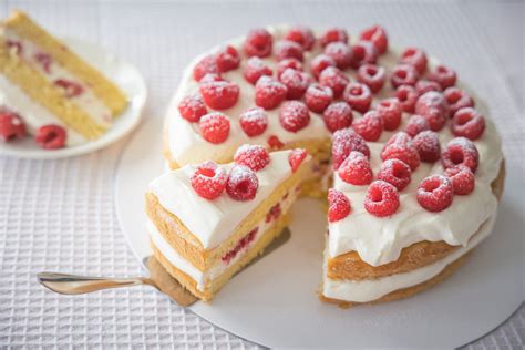 Čokoládovo-oriešková torta s malinami