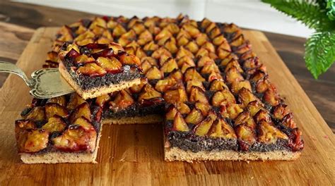 Koláž rôznych druhov marhuľových koláčov s makom