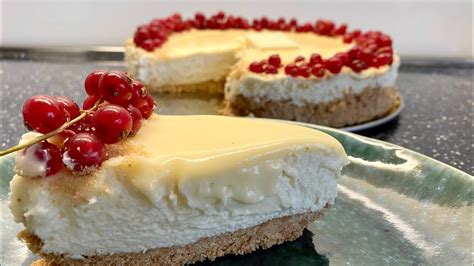 Hotový nepečený cheesecake s bielou čokoládou a ovocím