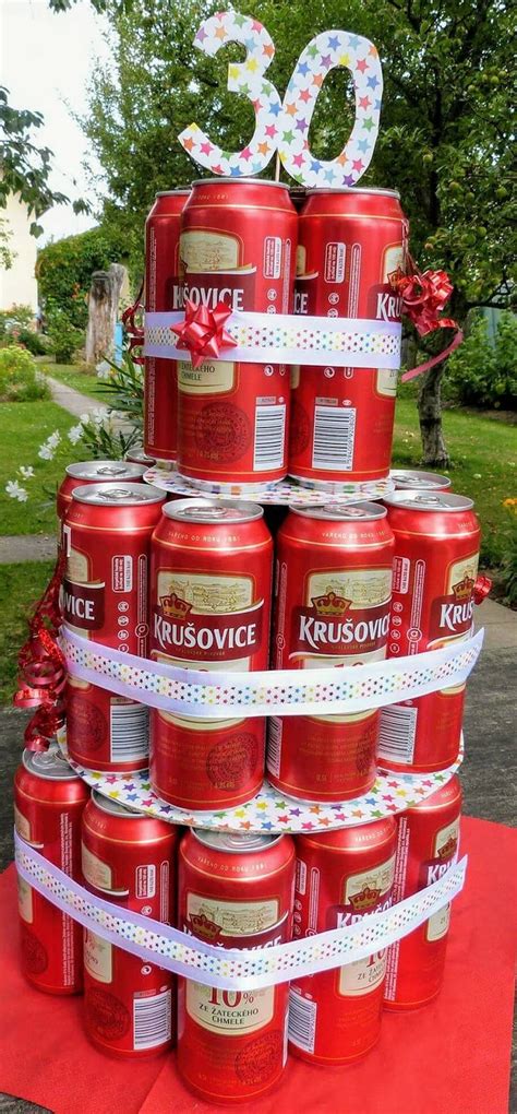 Pyramída z plechoviek od piva