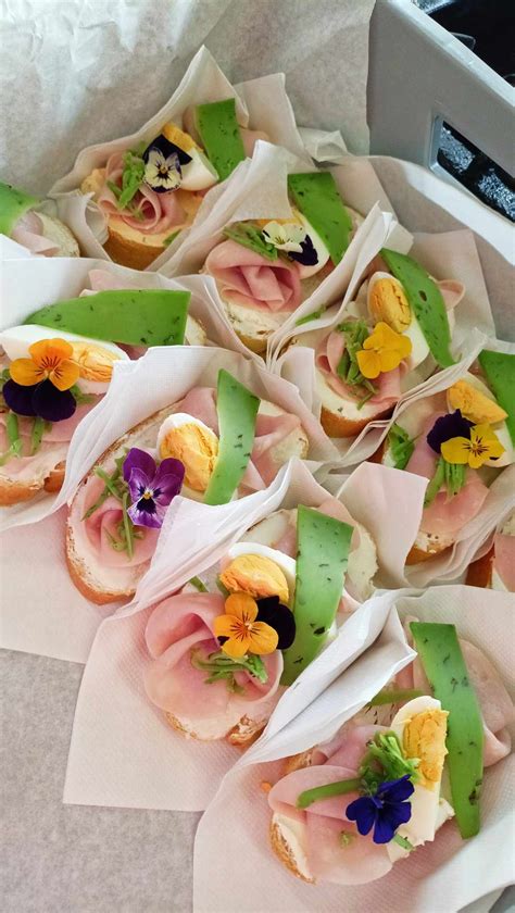 Ilustrácia pikniku s rôznymi jedlami studenej kuchyne