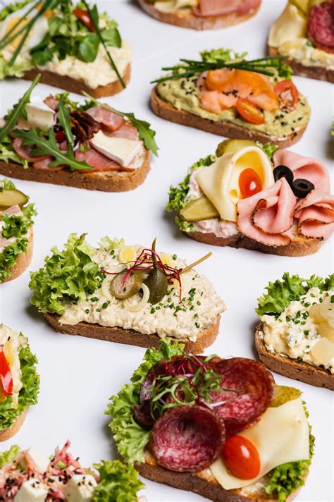 Ukážka rôznych druhov obložených chlebíčkov