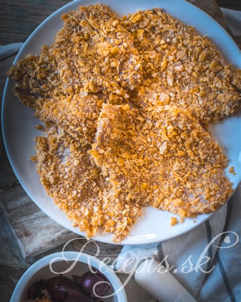 proces obaľovania kuracích placiek v kukuričných lupienkoch