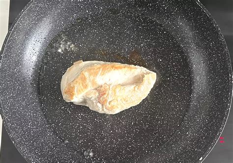 vyprážanie kuracích placiek na panvici