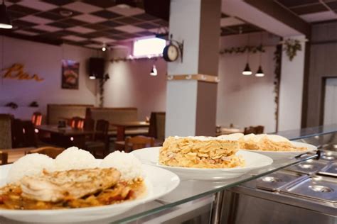 Interiér prevádzky TreskaBar s ponukou jedál