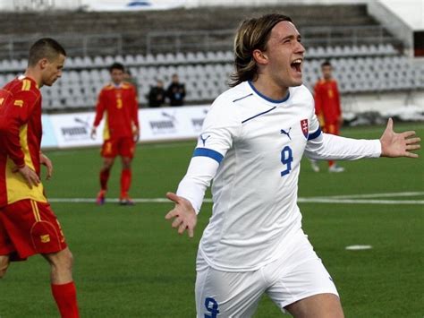 Futbalisti v drese slovenskej reprezentácie do 21 rokov počas tréningu