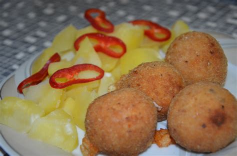 Pikantné syrové guľky obalené v paprike a sezame