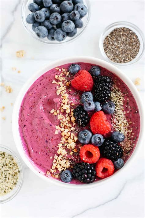 Smoothie bowl s ovocím a čokoládou