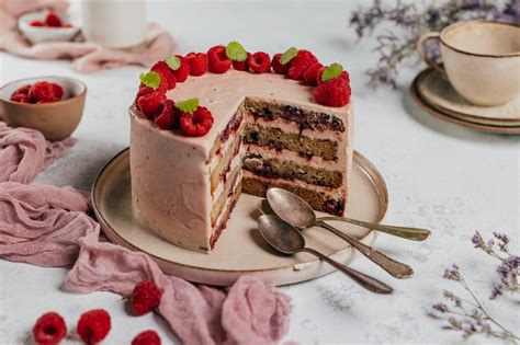 Malinová torta s makrónkami a levanduľou