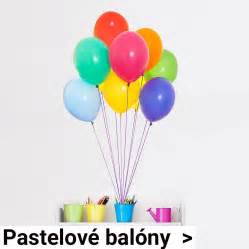 Balóny pripevnené na rôznych výškach