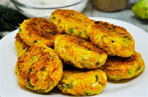 Hotové, zlatisté cuketové karbanátky na tanieri