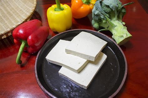 Rôzne druhy tofu v obchode